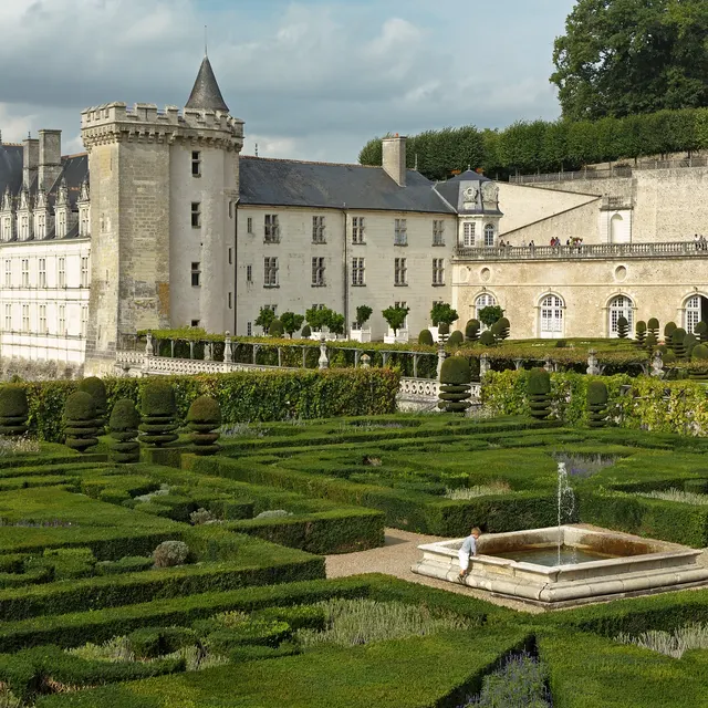 A fountain in the Villandry gardens with the château behind